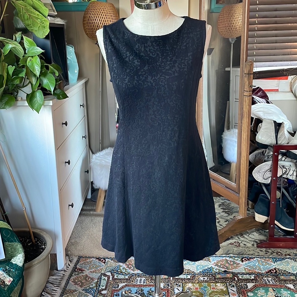 JOE FRESH•BLACK TEXTURED FLORAL PATTERN A-LINE FLOWY SLEEVELESS DRESS•L
